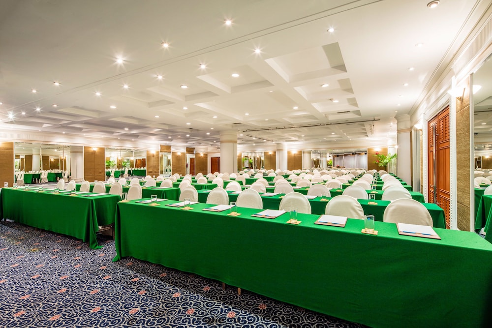 Cholchan Pattaya Beach Resort — Restaurant & bars in Pattaya, Chonburi