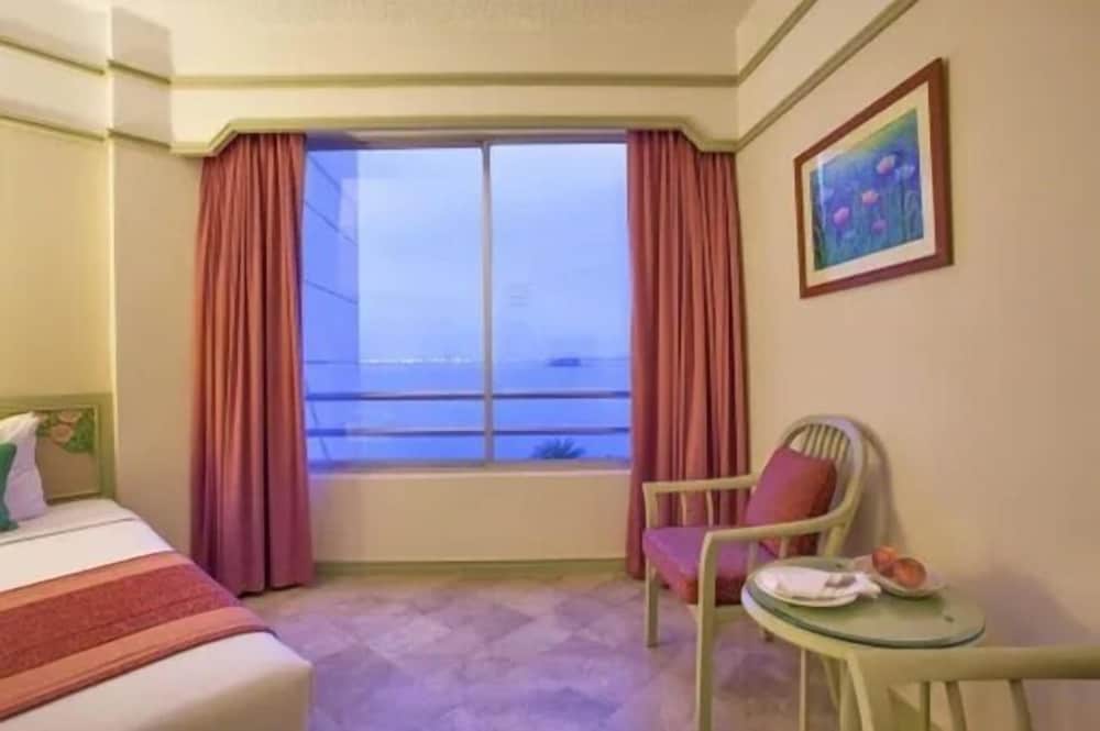 Cholchan Pattaya Beach Resort — Hotel rooms in Pattaya, Chonburi