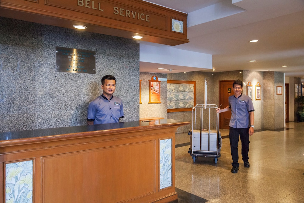 Cholchan Pattaya Beach Resort — Hotel building in Pattaya, Chonburi