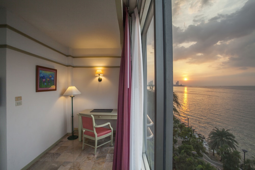 Cholchan Pattaya Beach Resort — Hotel rooms in Pattaya, Chonburi