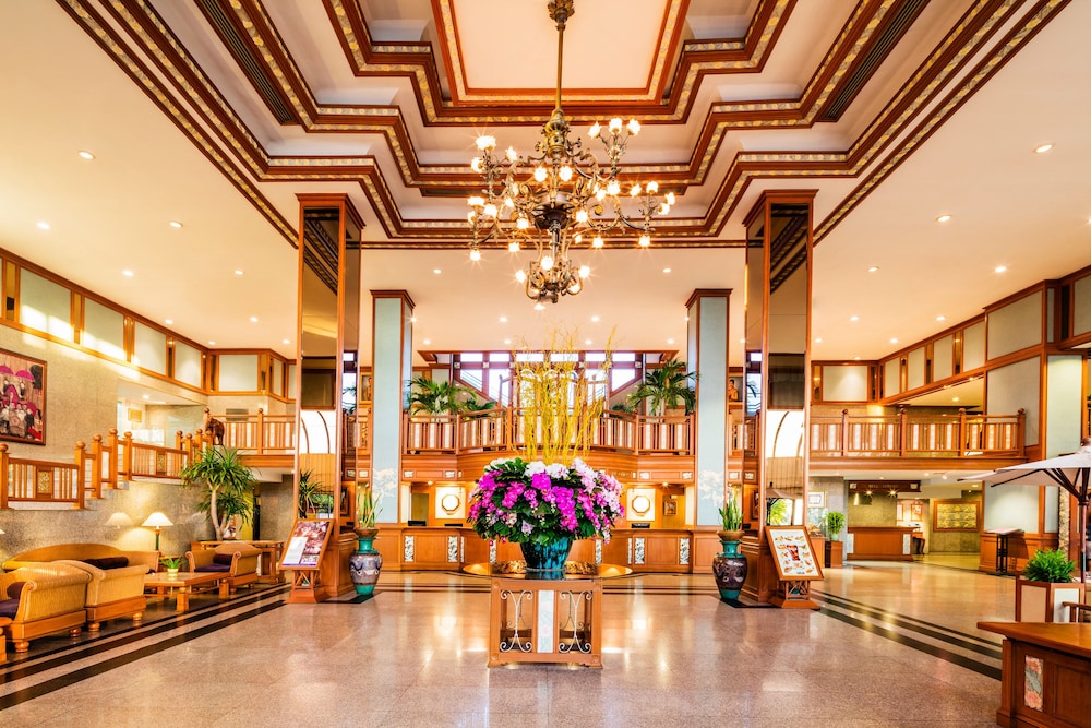 Cholchan Pattaya Beach Resort — Hotel building in Pattaya, Chonburi