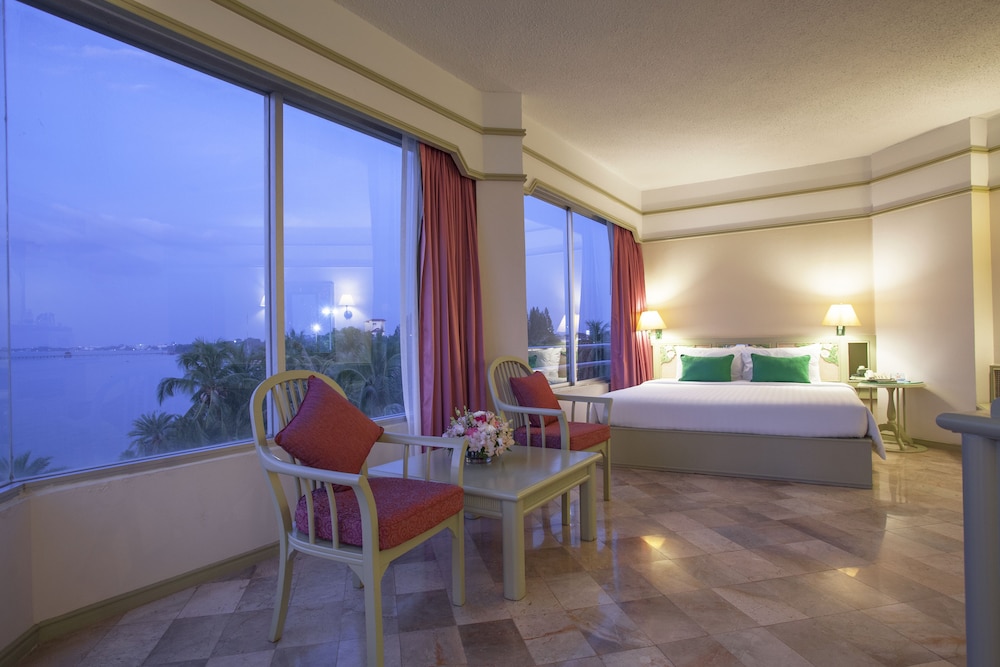 Cholchan Pattaya Beach Resort — Hotel rooms in Pattaya, Chonburi