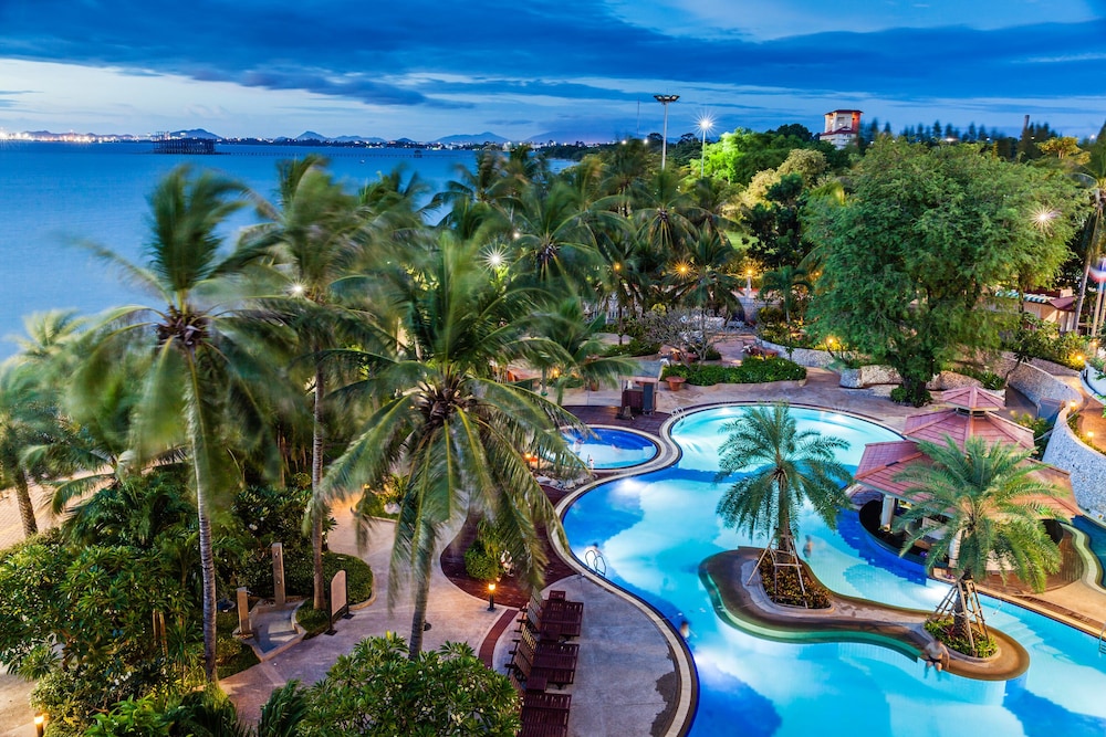 Cholchan Pattaya Beach Resort — Swimming pool in Pattaya, Chonburi