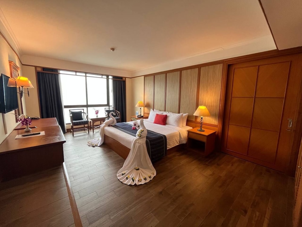 Cholchan Pattaya Beach Resort — Hotel rooms in Pattaya, Chonburi