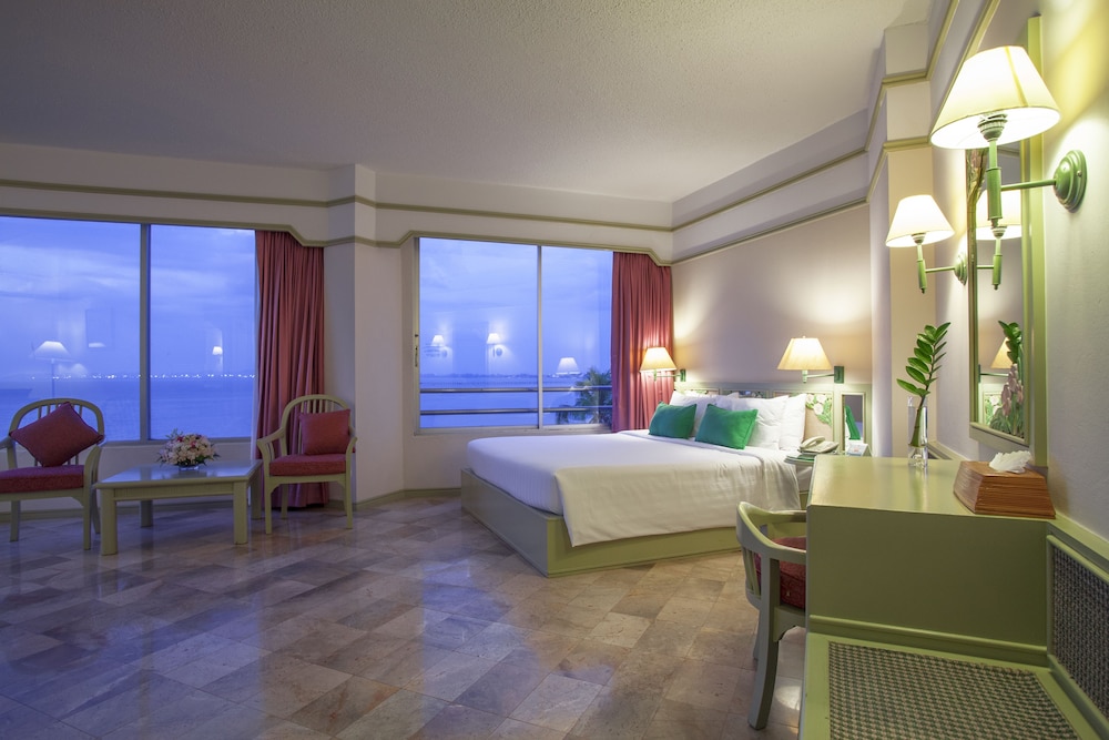 Cholchan Pattaya Beach Resort — Hotel rooms in Pattaya, Chonburi