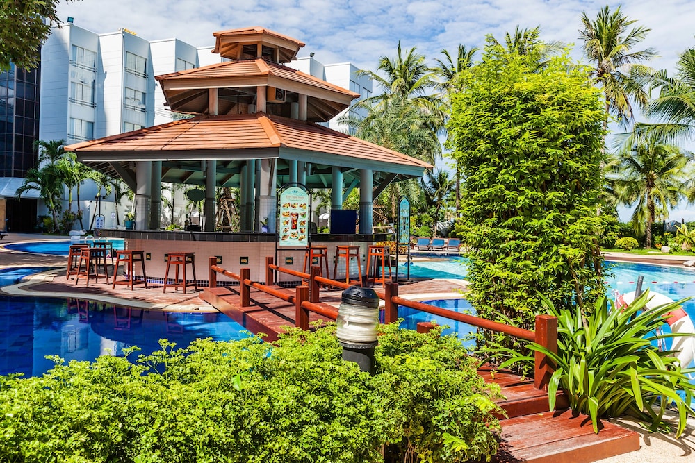 Cholchan Pattaya Beach Resort — Restaurant & bars in Pattaya, Chonburi