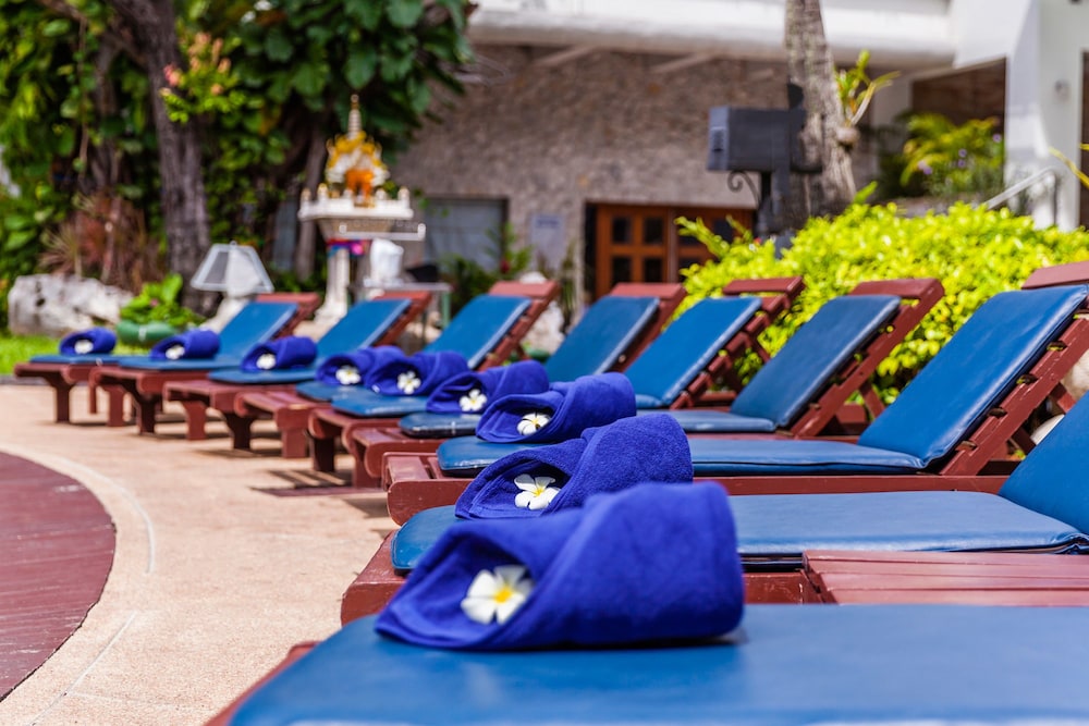 Cholchan Pattaya Beach Resort — Swimming pool in Pattaya, Chonburi