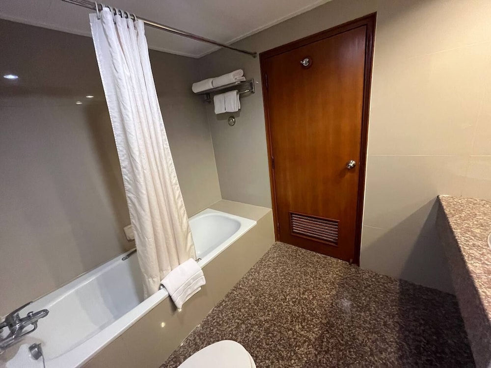 Cholchan Pattaya Beach Resort — Hotel rooms in Pattaya, Chonburi