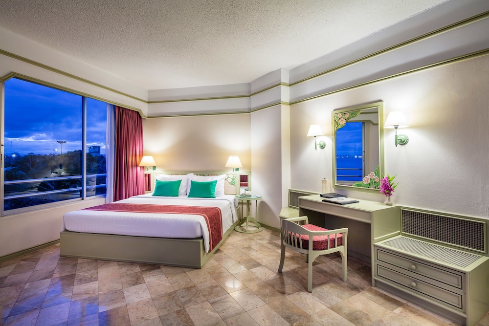 Cholchan Pattaya Beach Resort — Hotel rooms in Pattaya, Chonburi
