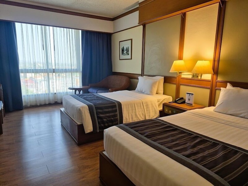 Cholchan Pattaya Beach Resort — Hotel rooms in Pattaya, Chonburi