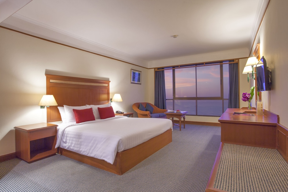 Cholchan Pattaya Beach Resort — Hotel rooms in Pattaya, Chonburi