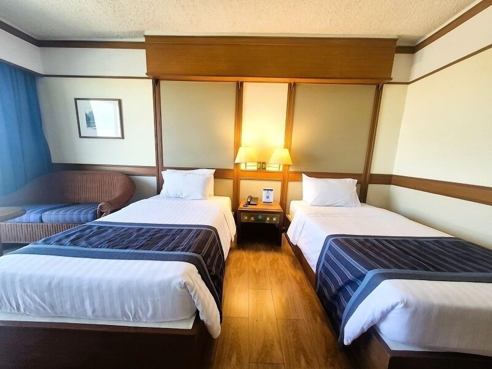 Cholchan Pattaya Beach Resort — Hotel rooms in Pattaya, Chonburi
