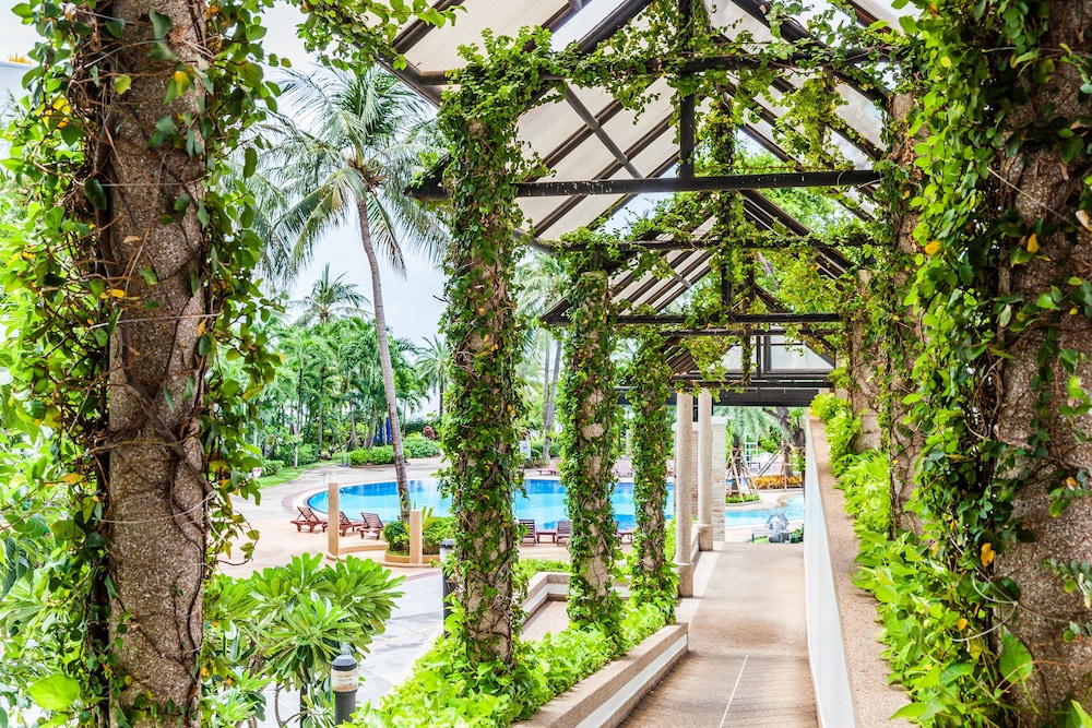 Cholchan Pattaya Beach Resort — Hotel building in Pattaya, Chonburi