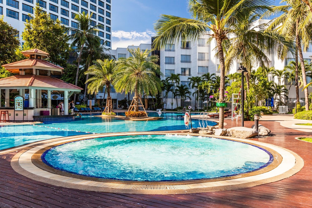 Cholchan Pattaya Beach Resort — Swimming pool in Pattaya, Chonburi