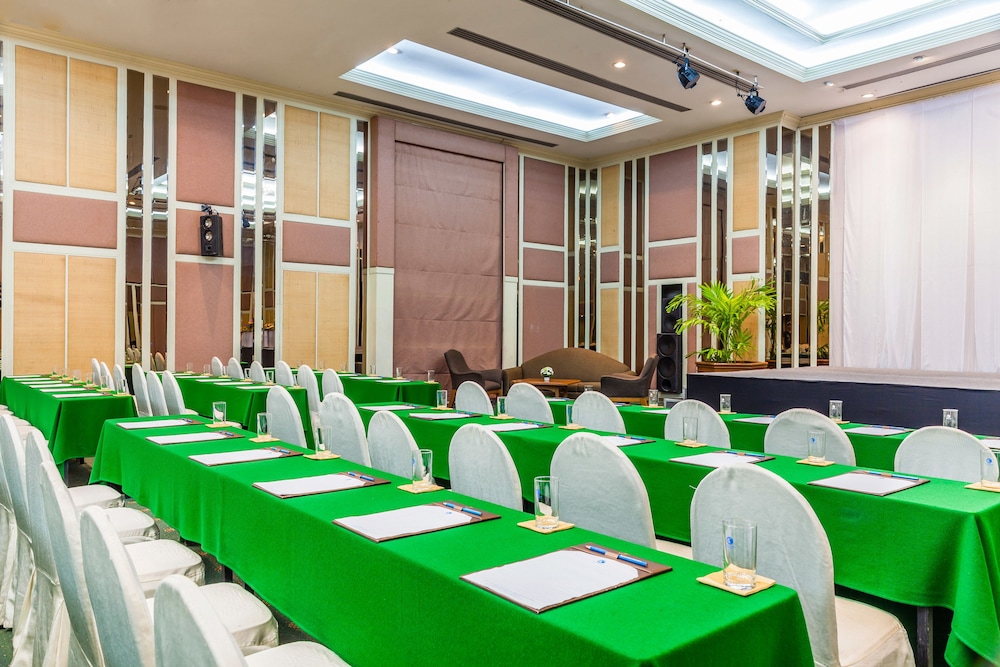 Cholchan Pattaya Beach Resort — Hotel building in Pattaya, Chonburi