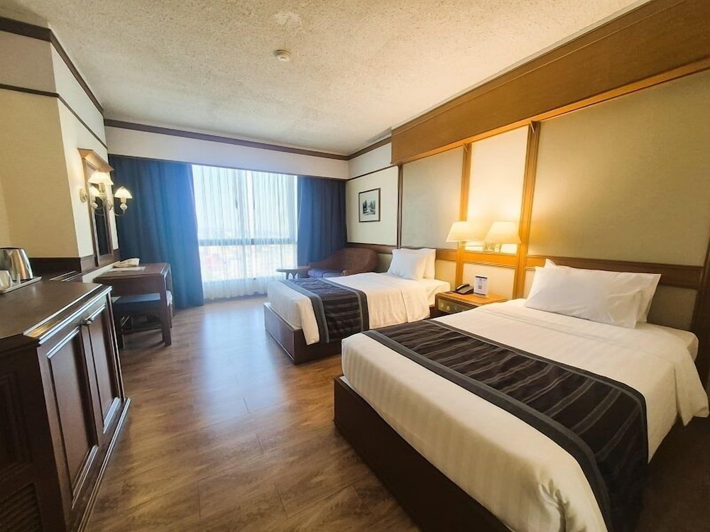 Cholchan Pattaya Beach Resort — Hotel rooms in Pattaya, Chonburi