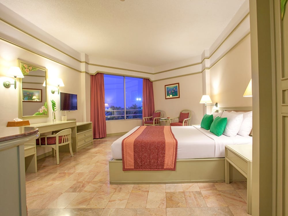 Cholchan Pattaya Beach Resort — Hotel rooms in Pattaya, Chonburi