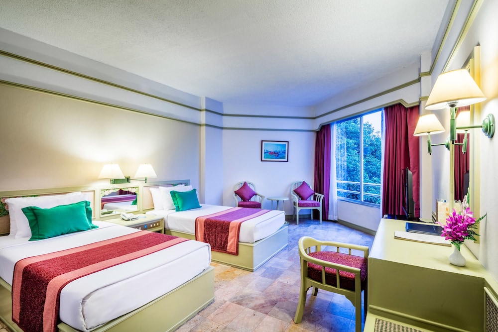 Cholchan Pattaya Beach Resort — Hotel rooms in Pattaya, Chonburi