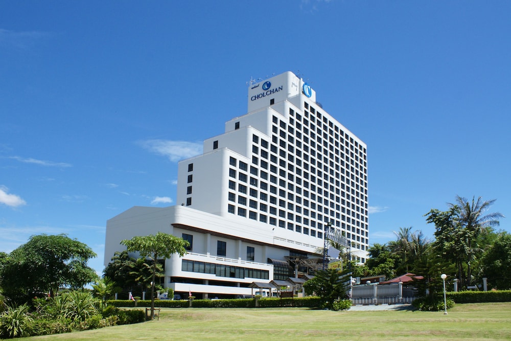 Cholchan Pattaya Beach Resort — Hotel building in Pattaya, Chonburi