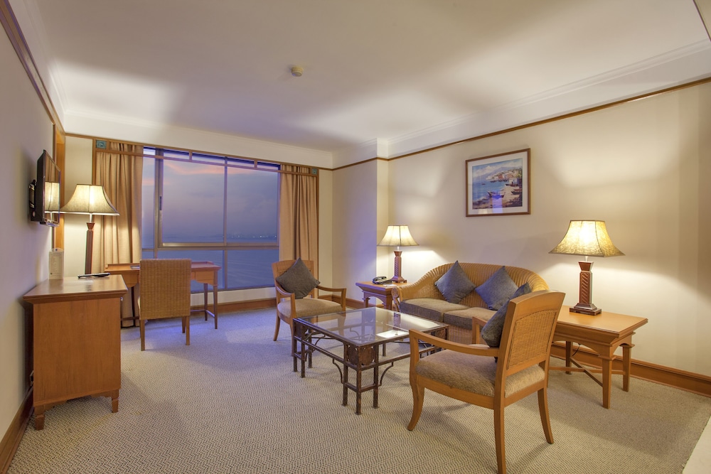 Cholchan Pattaya Beach Resort — Hotel rooms in Pattaya, Chonburi