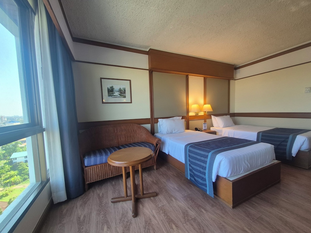 Cholchan Pattaya Beach Resort — Hotel rooms in Pattaya, Chonburi