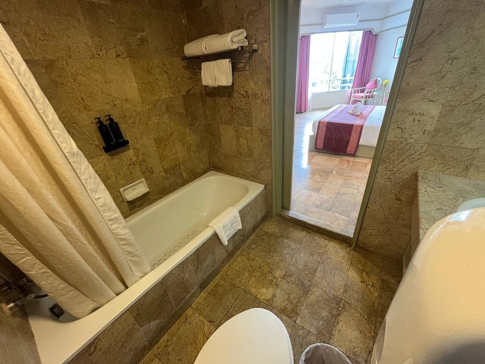 Cholchan Pattaya Beach Resort — Hotel rooms in Pattaya, Chonburi