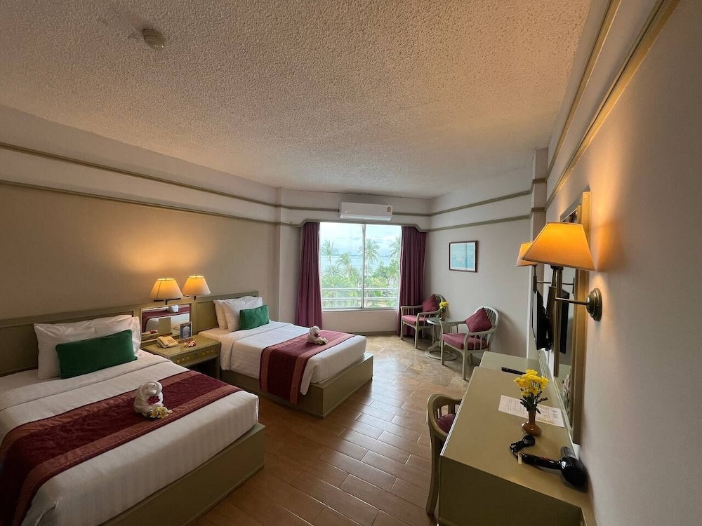 Cholchan Pattaya Beach Resort — Hotel rooms in Pattaya, Chonburi
