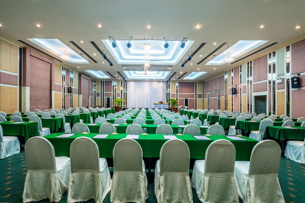 Cholchan Pattaya Beach Resort — Restaurant & bars in Pattaya, Chonburi