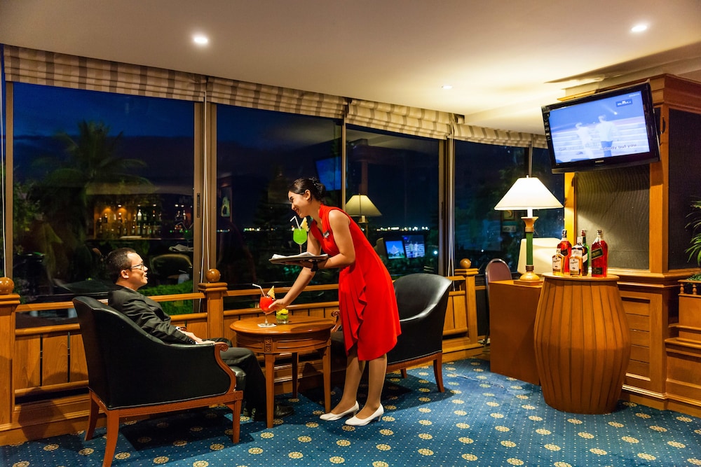 Cholchan Pattaya Beach Resort — Restaurant & bars in Pattaya, Chonburi