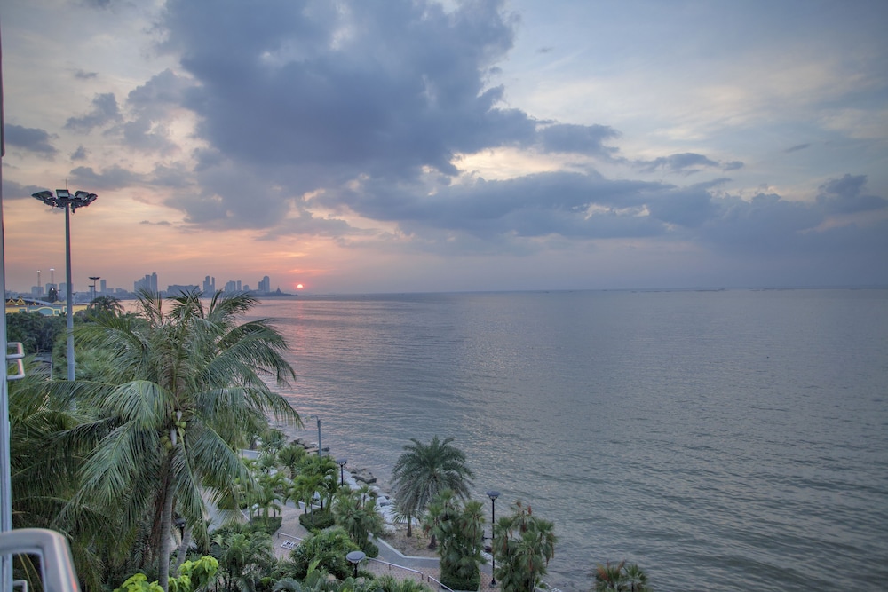 Cholchan Pattaya Beach Resort — Attractions in the area in Pattaya, Chonburi