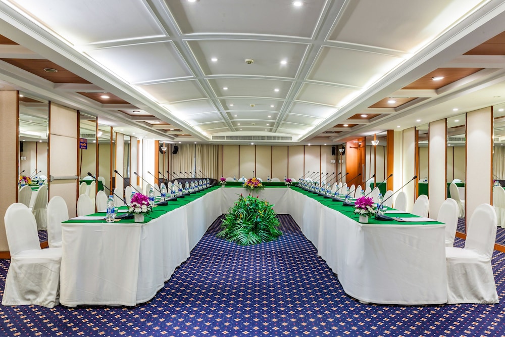 Cholchan Pattaya Beach Resort — Hotel building in Pattaya, Chonburi