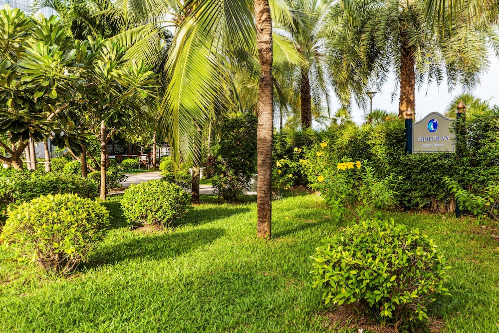 Cholchan Pattaya Beach Resort — Hotel building in Pattaya, Chonburi