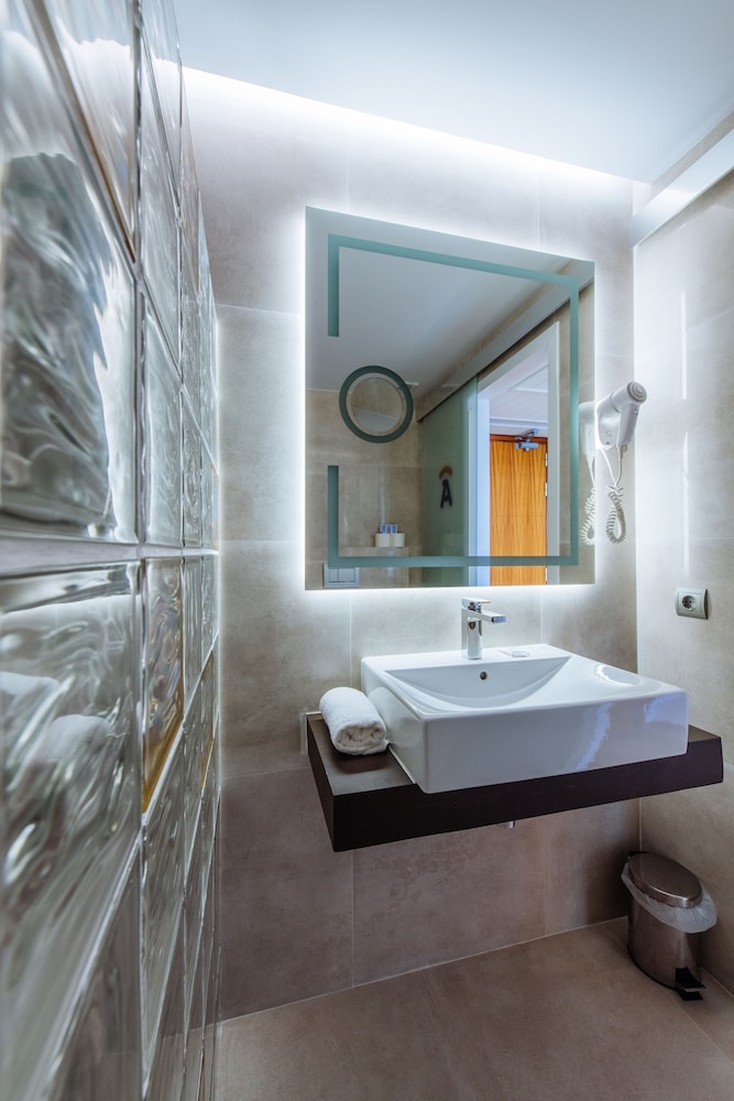 Hotel Abrat — Hotel rooms in San Antonio, Balearic Islands