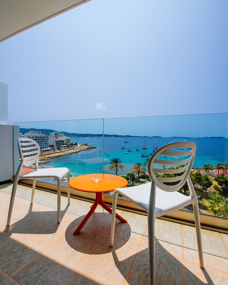 Hotel Abrat — Hotel rooms in San Antonio, Balearic Islands