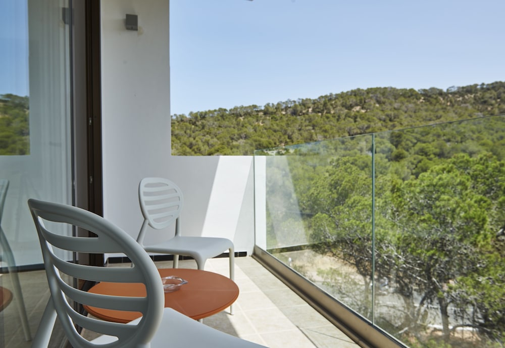 Hotel Abrat — Hotel rooms in San Antonio, Balearic Islands