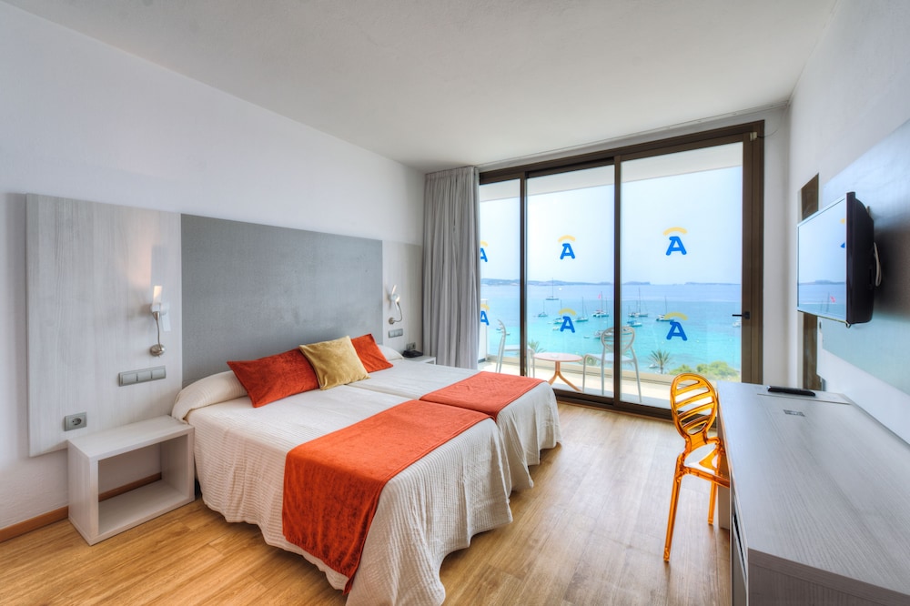 Hotel Abrat — Hotel rooms in San Antonio, Balearic Islands