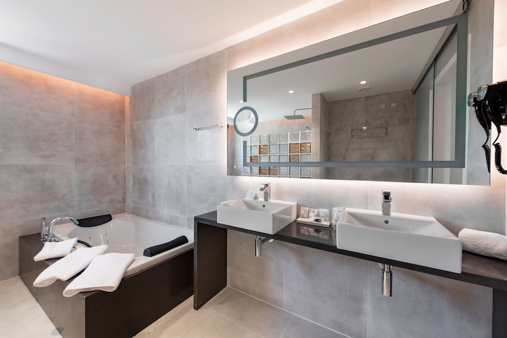 Hotel Abrat — Hotel rooms in San Antonio, Balearic Islands