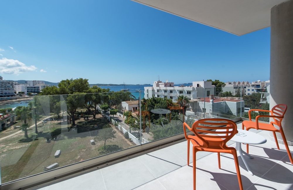 Hotel Abrat — Hotel rooms in San Antonio, Balearic Islands