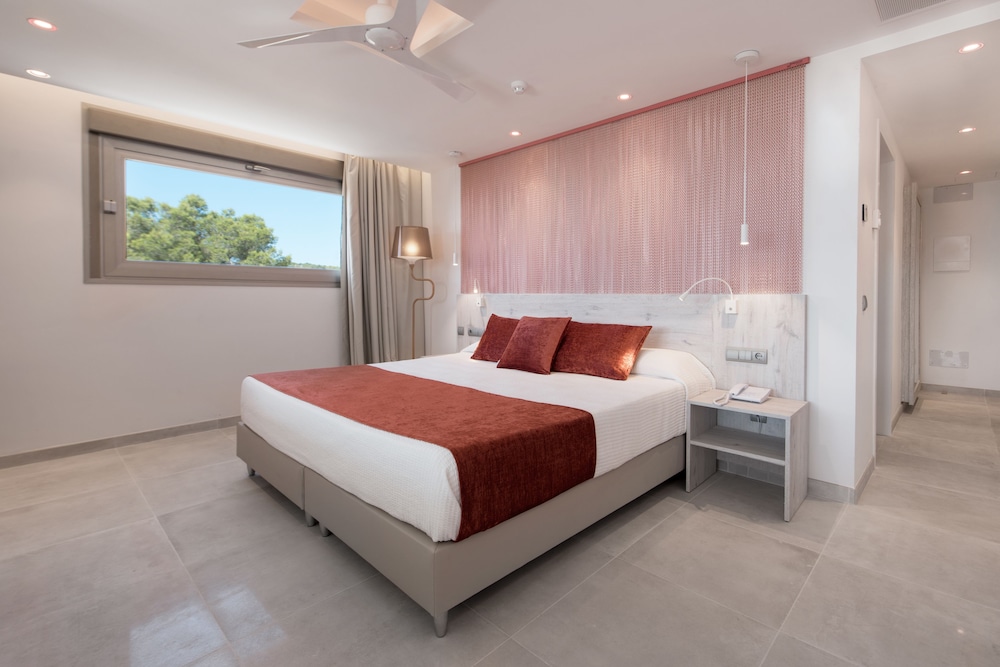 Hotel Abrat — Hotel rooms in San Antonio, Balearic Islands