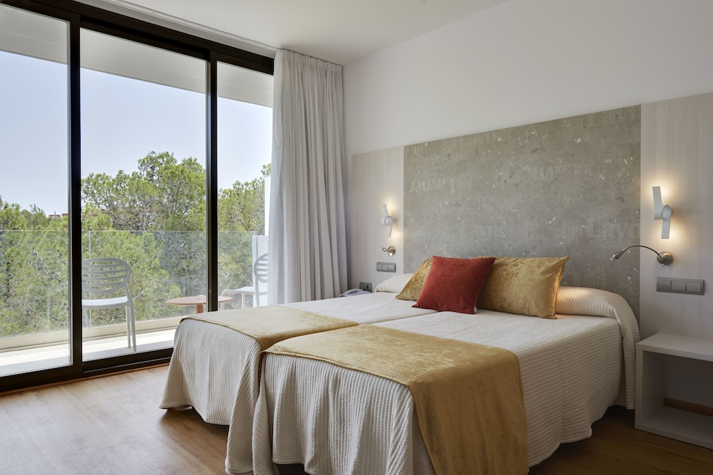 Hotel Abrat — Hotel rooms in San Antonio, Balearic Islands