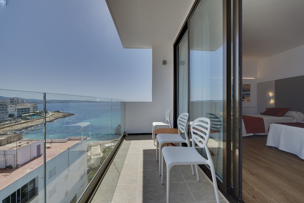 Hotel Abrat — Hotel rooms in San Antonio, Balearic Islands