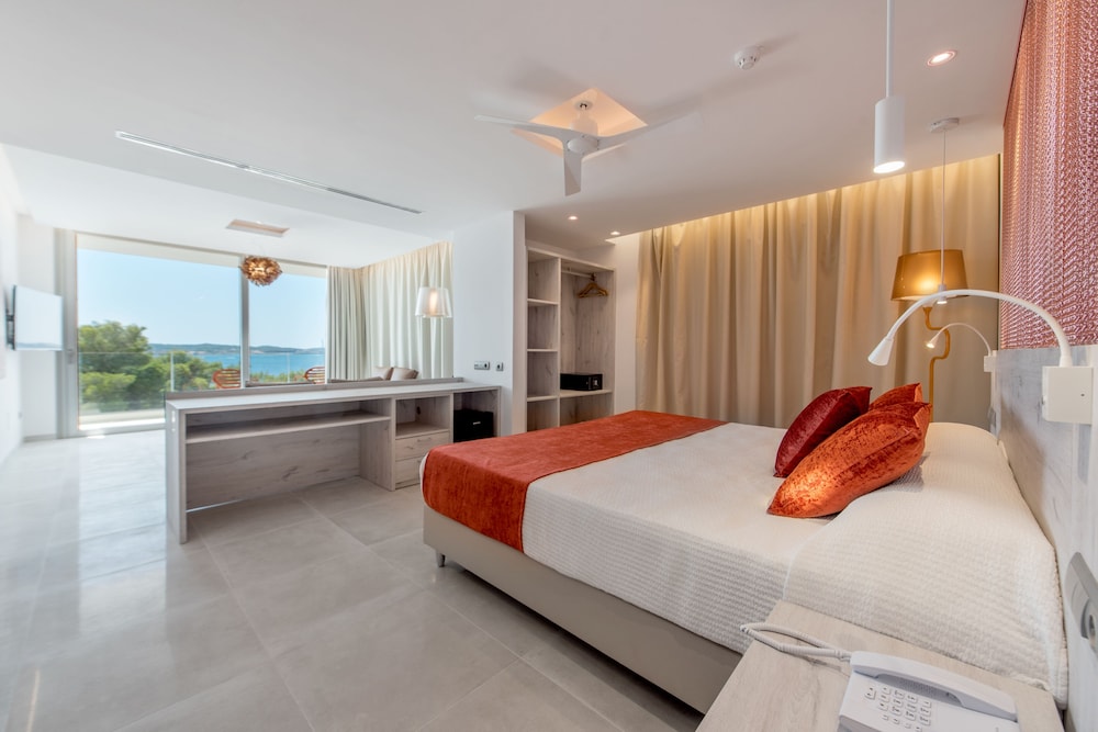 Hotel Abrat — Hotel rooms in San Antonio, Balearic Islands