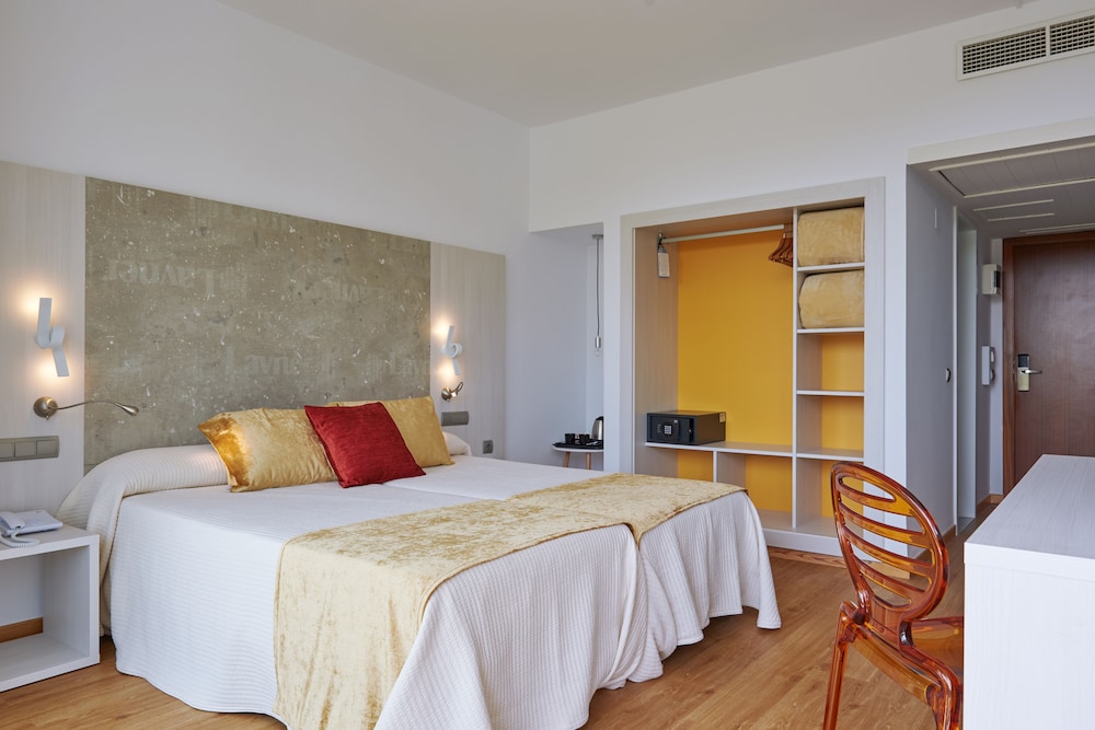 Hotel Abrat — Hotel rooms in San Antonio, Balearic Islands
