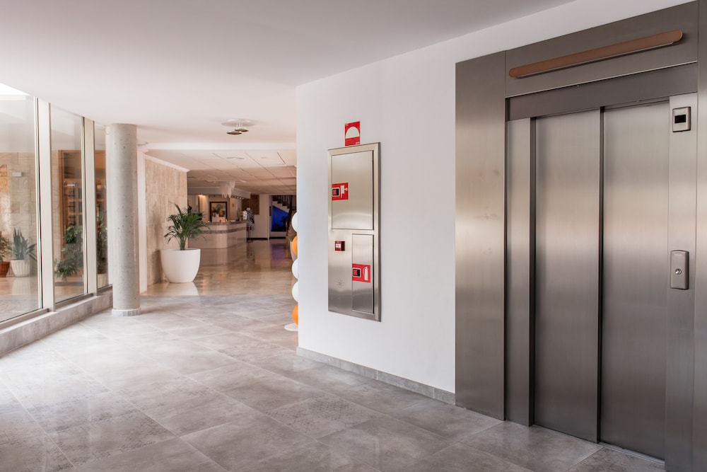 Hotel Abrat — Hotel building in San Antonio, Balearic Islands