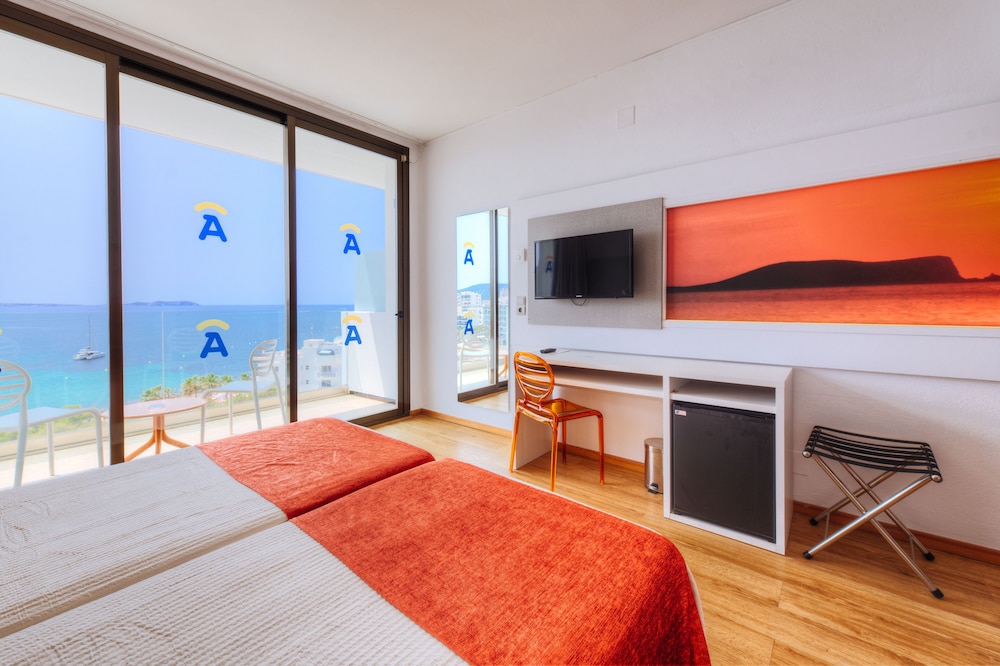 Hotel Abrat — Hotel rooms in San Antonio, Balearic Islands
