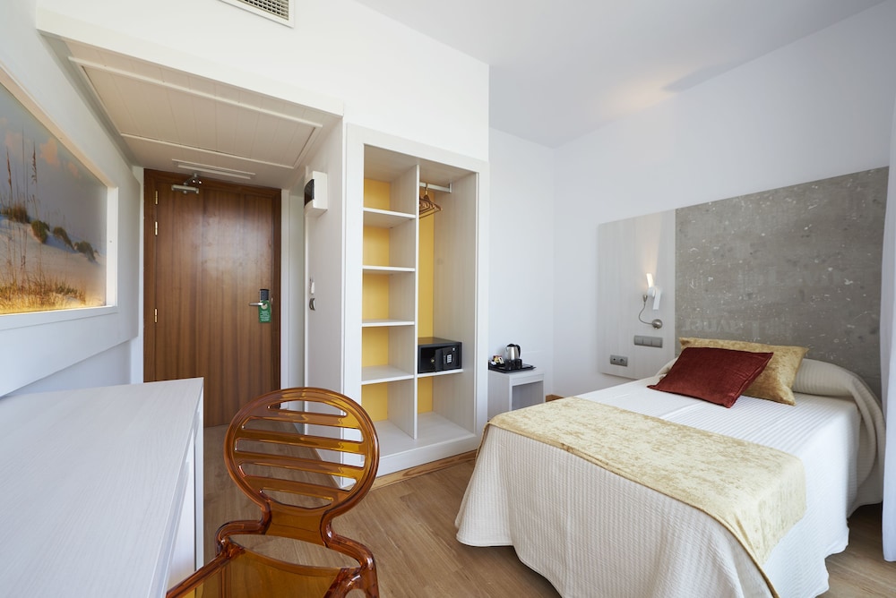 Hotel Abrat — Hotel rooms in San Antonio, Balearic Islands