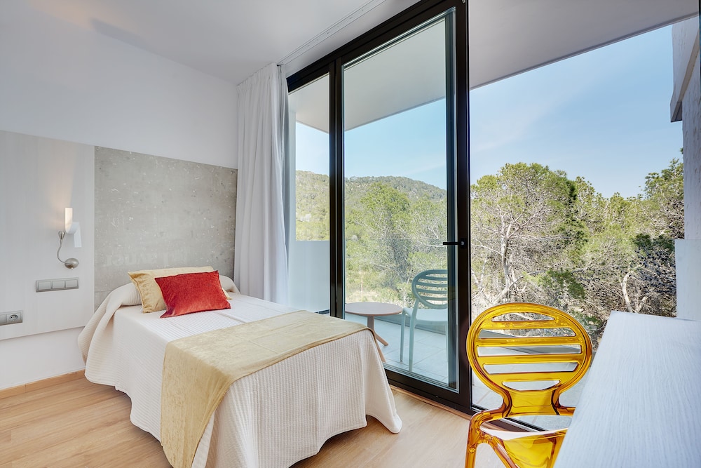 Hotel Abrat — Hotel rooms in San Antonio, Balearic Islands