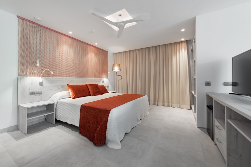 Hotel Abrat — Hotel rooms in San Antonio, Balearic Islands