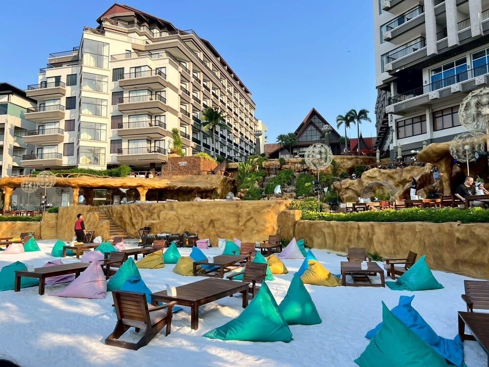 Garden Cliff Resort and Spa — Restaurant & bars in Pattaya, Chonburi