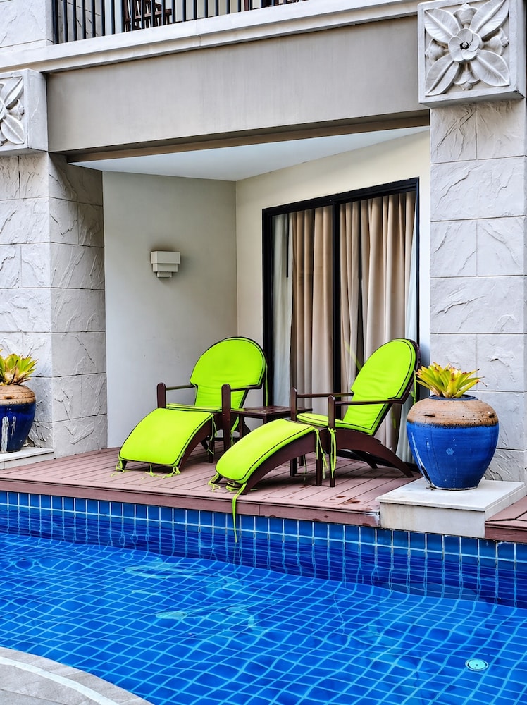Garden Cliff Resort and Spa — Swimming pool in Pattaya, Chonburi